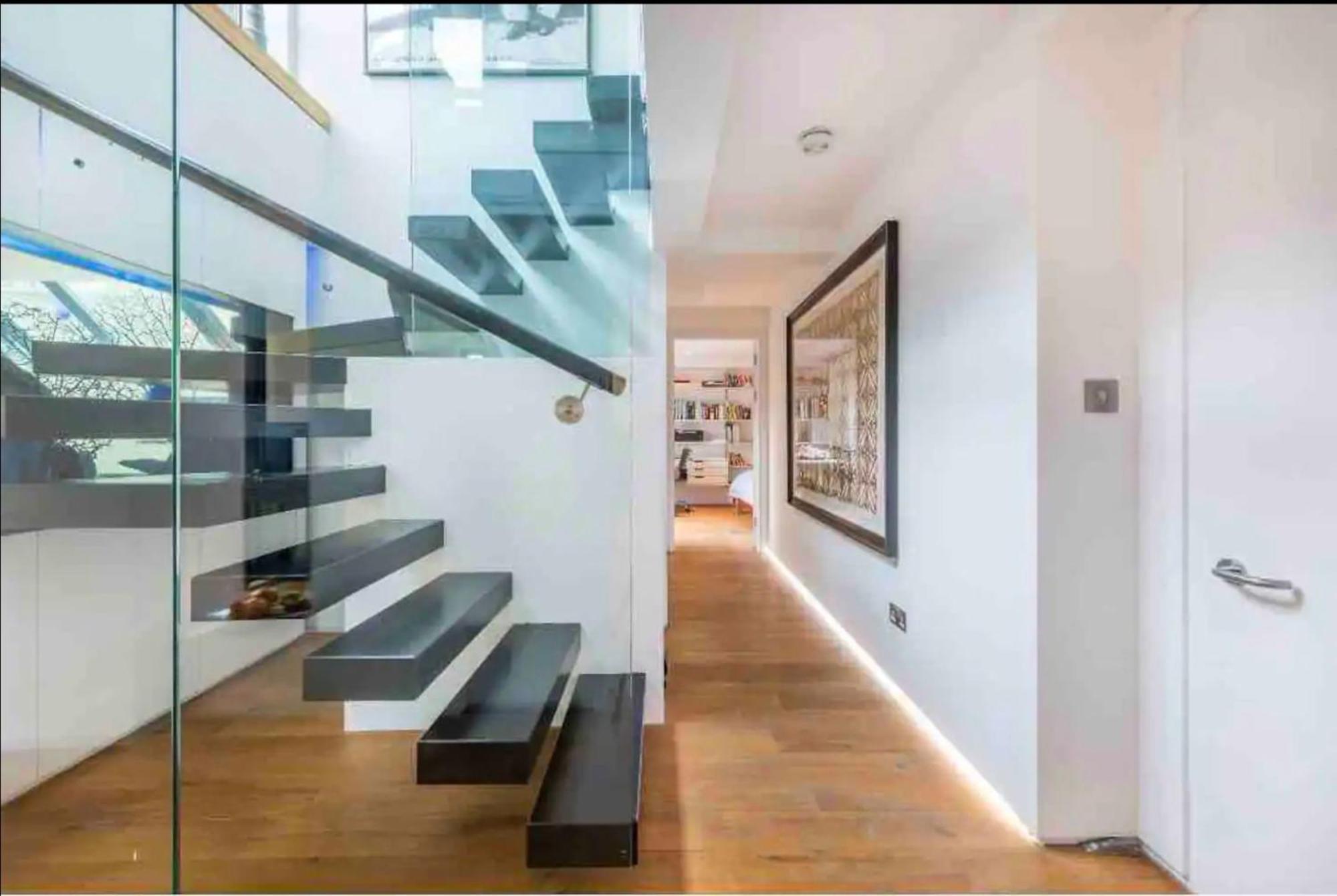 Stunning 3 Bedroom, 3 Bathroom Duplex With Terrace 런던 외부 사진